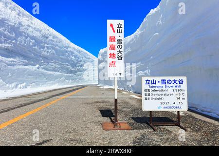 Tateyama Snowy Valley et ciel dégagé au printemps Banque D'Images