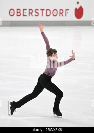 Oberstdorf, Allemagne. 21 septembre 2023. Patinage artistique : série Challenger - Trophée Nebelhorn, individuel, Homme, Programme court. Lucas Broussard des USA sur la glace. Crédit : Angelika Warmuth/dpa/Alamy Live News Banque D'Images