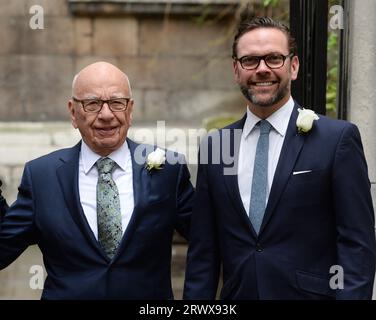 Londres, Royaume-Uni. 5 mars 2016. Fichier photo. Rupert Murdoch quitte ses fonctions de président de Fox and Newscorp. Son fils Lachlan Murdoch lui succède. Vu ici en 2016 Rupert Murdoch accompagné de son fils James Murdoch assistant à la bénédiction de mariage Rupert Murdoch et Jerry Hall à l'église St brides, Fleet St, Londres. Copyright Doug Peters/EMPICS/Alamy Live News Banque D'Images