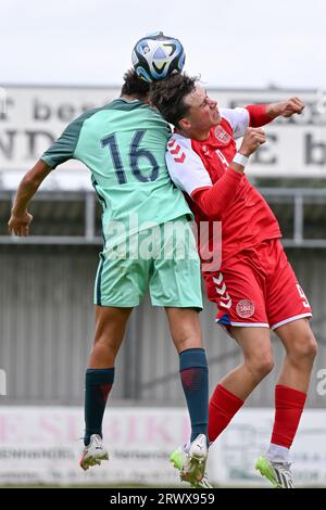 Goncalo Oliveira (16) du Portugal photographié en train de se battre pour le ballon avec Oskar Fenger (9) du Danemark lors d'un match amical de football entre les équipes nationales des moins de 16 ans du Danemark et du Portugal le mardi 19 septembre 2023 à Sint-Niklaas , Belgique . PHOTO SPORTPIX | David Catry Banque D'Images