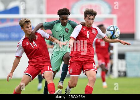 Lucas Bryde Bolvinkel (14 ans) du Danemark et Adam Fuglsang (8 ans) du Danemark photographiés se battant pour le ballon avec Nilson Semedo (21 ans) du Portugal lors d'un match amical de football entre les équipes nationales des moins de 16 ans du Danemark et du Portugal le mardi 19 septembre 2023 à Sint-Niklaas , Belgique . PHOTO SPORTPIX | David Catry Banque D'Images