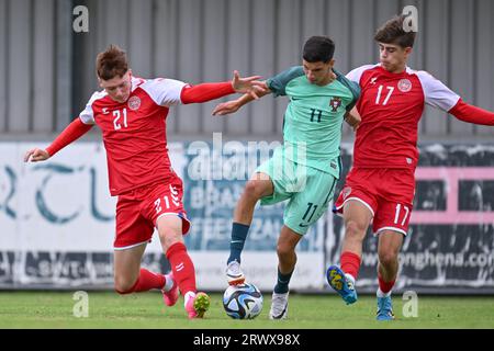 Tristan Panduro (21 ans) du Danemark et Julius Lucena (17 ans) du Danemark photographiés se battant pour le ballon avec Ricardo Pereira (11 ans) du Portugal lors d'un match amical de football entre les équipes nationales des moins de 16 ans du Danemark et du Portugal le mardi 19 septembre 2023 à Sint-Niklaas , Belgique . PHOTO SPORTPIX | David Catry Banque D'Images