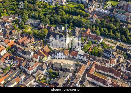 Vue aérienne, Probsteikirche Sankt Stephanus, place du marché et maisons historiques, hôtel de ville historique, chantier de construction avec nouveau bâtiment résidentiel à Banque D'Images