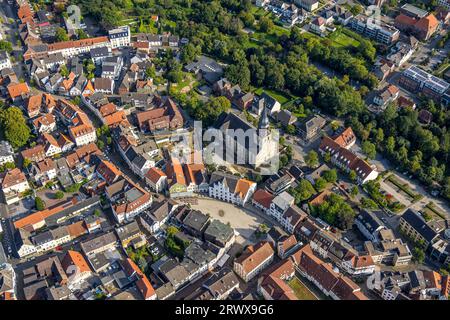 Vue aérienne, Probsteikirche Sankt Stephanus, place du marché et maisons historiques, hôtel de ville historique, chantier de construction avec nouveau bâtiment résidentiel à Banque D'Images