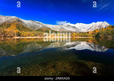 Automne à Kamikochi, Taisho Pond et la chaîne de montagnes Hotaka en automne avec de la neige fraîche Banque D'Images