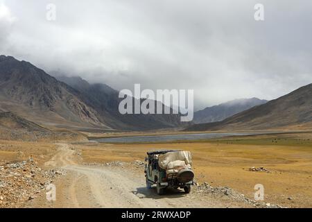 Route panoramique sur le col de Shandur dans le nord du Pakistan Banque D'Images