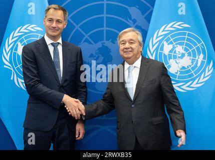 New York, États-Unis. 21 septembre 2023. Le Premier ministre Alexander de Croo est accueilli par le Secrétaire général des Nations Unies Antonio Guterres lors de la 78e session de l’Assemblée générale des Nations Unies (UNGA78), à New York, aux États-Unis d’Amérique, jeudi 21 septembre 2023. BELGA PHOTO BENOIT DOPPAGNE crédit : Belga News Agency/Alamy Live News Banque D'Images