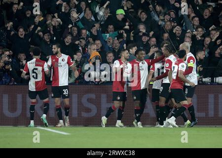 ROTTERDAM - les joueurs de Feyenoord applaudissent les supporters lors du match de l'UEFA Champions League entre le Feyenoord et le Celtic FC au Feyenoord Stadium de Kuip le 19 septembre 2023 à Rotterdam, pays-Bas. ANP | Hollandse Hoogte | JEROEN PUTMANS Banque D'Images