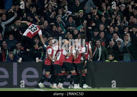 ROTTERDAM - les joueurs de Feyenoord applaudissent les supporters lors du match de l'UEFA Champions League entre le Feyenoord et le Celtic FC au Feyenoord Stadium de Kuip le 19 septembre 2023 à Rotterdam, pays-Bas. ANP | Hollandse Hoogte | JEROEN PUTMANS Banque D'Images