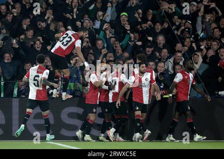 ROTTERDAM - les joueurs de Feyenoord applaudissent les supporters lors du match de l'UEFA Champions League entre le Feyenoord et le Celtic FC au Feyenoord Stadium de Kuip le 19 septembre 2023 à Rotterdam, pays-Bas. ANP | Hollandse Hoogte | JEROEN PUTMANS Banque D'Images