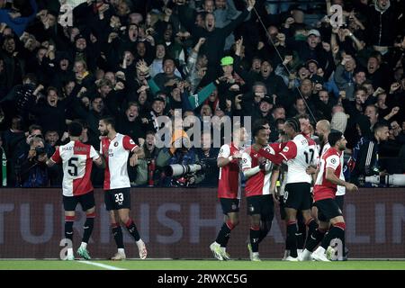 ROTTERDAM - les joueurs de Feyenoord applaudissent les supporters lors du match de l'UEFA Champions League entre le Feyenoord et le Celtic FC au Feyenoord Stadium de Kuip le 19 septembre 2023 à Rotterdam, pays-Bas. ANP | Hollandse Hoogte | JEROEN PUTMANS Banque D'Images