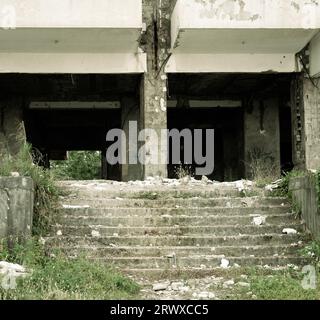 entrée de l'hôtel rétro abandonné en ruine Banque D'Images