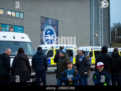 La police et les unités de police montées sont en force pour garder les fans rivaux séparés à leur arrivée au stade Amex avant le match de la ligue de football Brighton et Hove Albion et Crystal Palace le 15 mars 2023 Banque D'Images