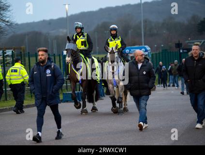 La police et les unités de police montées sont en force pour garder les fans rivaux séparés à leur arrivée au stade Amex avant le match de la ligue de football Brighton et Hove Albion et Crystal Palace le 15 mars 2023 Banque D'Images