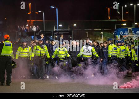 La police et les unités de police montées sont en force pour garder les fans rivaux séparés à leur arrivée au stade Amex avant le match de la ligue de football Brighton et Hove Albion et Crystal Palace le 15 mars 2023 Banque D'Images