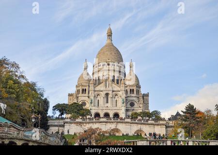 Une vue de face complète de la façade sud de l'entrée principale de l'église catholique romaine, la basilique du Sacré-cœur, à Montmartre, Paris, France Banque D'Images