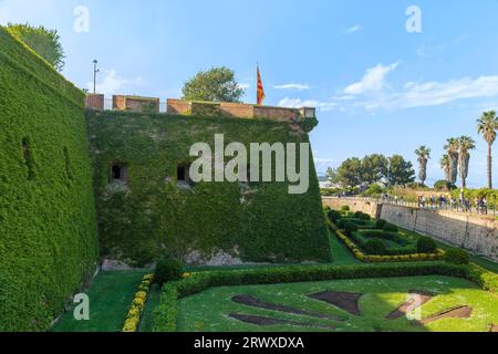 BARCELONE, ESPAGNE 0 11 MAI 2017 : ce sont les murs de verdure du château de Montjuic et le parc aménagé dans ses douves. Banque D'Images