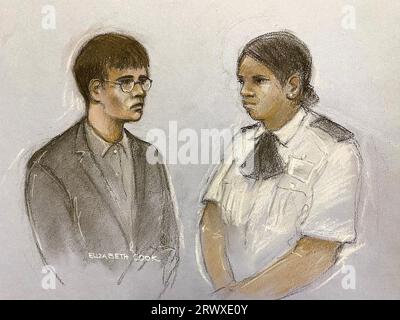 Note de la rédaction : une ordonnance lui accordant l'anonymat a été levée après sa condamnation. Croquis par Elizabeth Cook de l'adolescent néo-nazi Aristedes Haynes (à gauche) lors de sa condamnation à l'Old Bailey, Londres. L'adolescent a été condamné à un an et sept mois de prison après avoir orné des graffitis nazis sur une fresque Windrush à Port Talbot. Date de la photo : jeudi 21 septembre 2023. Banque D'Images