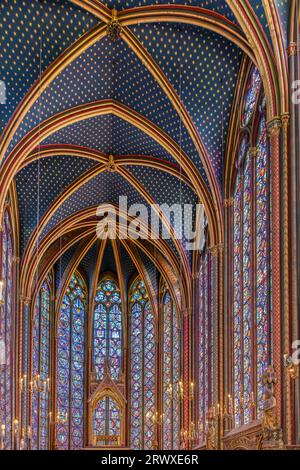 Paris ; France - 10 août ; 2023 : la Sainte Chapelle avec vitraux artistiques à l'architecture gothique ; site classé au patrimoine de l'UNESCO Banque D'Images