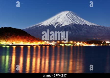 Pont Fuji et Kawaguchiko la nuit depuis le lac 5 Banque D'Images