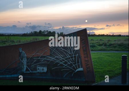 Coucher de soleil vu du bord de Consett, comté de Durham. Parc Fawcett, Consett. Sculpture en acier. Aciérie. Patrimoine. Banque D'Images