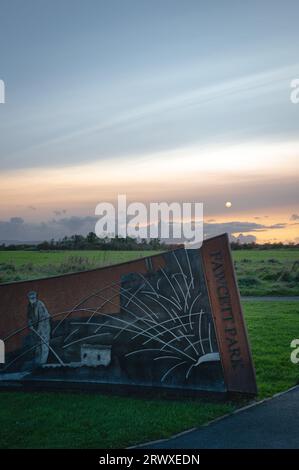 Coucher de soleil vu du bord de Consett, comté de Durham. Parc Fawcett, Consett. Sculpture en acier. Aciérie. Patrimoine. Banque D'Images