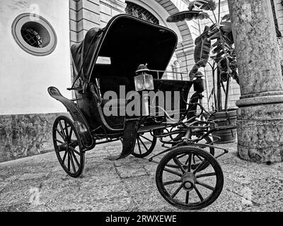 Vieille voiture vintage en noir et blanc Banque D'Images