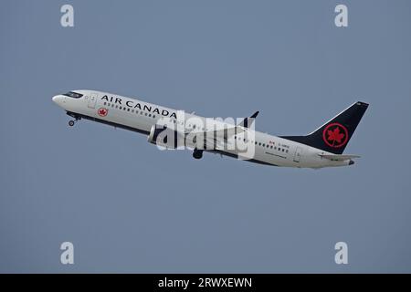 Los Angeles, Californie, États-Unis - 5 septembre 2023 : un Boeing 737 Max 8, avion de ligne commercial exploité par Air Canada, est montré au décollage. Banque D'Images