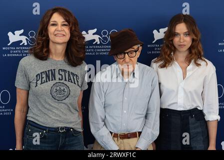 VENISE, ITALIE - SEPTEMBRE 04 : Valérie Lemercier, Woody Allen et Lou de Laâge assistent à un photocall pour le film 'coup de chance' Banque D'Images