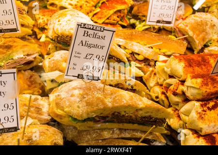 Sawers Ltd, un célèbre traiteur et café de magasin d'alimentation fine à Belfast, en Irlande du Nord. Vue intérieure de la boutique montrant la marque de commerce BIG sandwichs and Wraps Banque D'Images