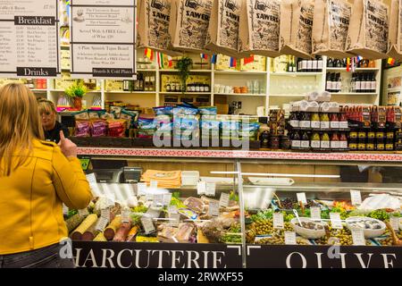 Sawers Ltd, un célèbre traiteur et café de magasin d'alimentation fine à Belfast, en Irlande du Nord. Vue intérieure de la boutique. Banque D'Images