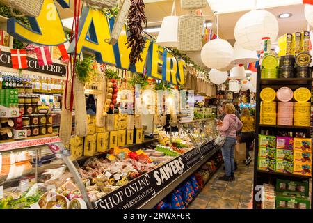 Sawers Ltd, un célèbre traiteur et café de magasin d'alimentation fine à Belfast, en Irlande du Nord. Vue intérieure de la boutique. Banque D'Images