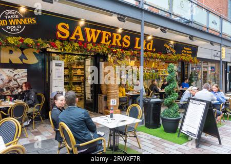 Sawers Ltd, un célèbre traiteur et café de magasin d'alimentation fine à Belfast, en Irlande du Nord. Vue extérieure de la façade. Banque D'Images