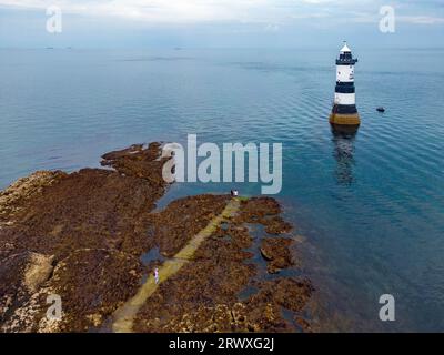 Vue aérienne du phare de Penmon sur l'île d'Anglesey dans le nord du pays de Galles, Royaume-Uni. Banque D'Images