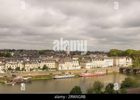 Angers, France, 2023. Vue sur la partie d'Angers de l'autre côté de la rivière Maine avec ses péniches et le pont de Verdun en arrière-plan Banque D'Images