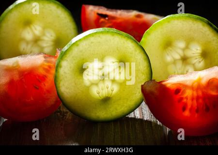 concombre de tomate tranché sur fond de bois Banque D'Images