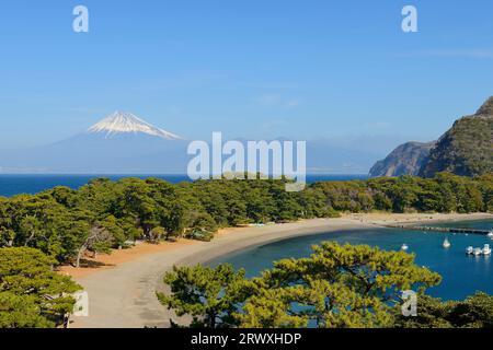 Fuji et Cap Mihama vus du port de Toda, préfecture de Shizuoka Banque D'Images