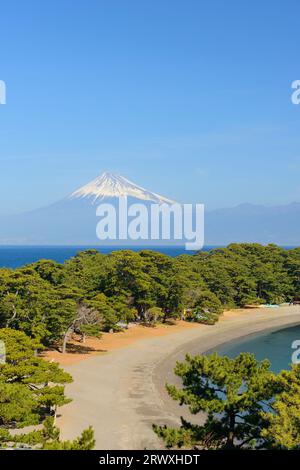 Fuji et Cap Mihama vus du port de Toda, préfecture de Shizuoka Banque D'Images