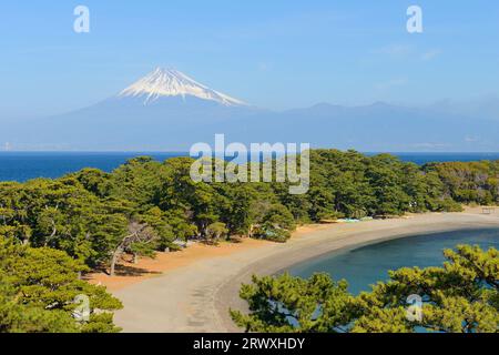 Fuji et Cap Mihama vus du port de Toda, préfecture de Shizuoka Banque D'Images