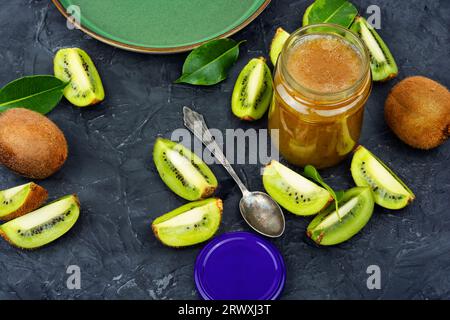 Confiture de kiwis maison avec fruits crus, confiture de kiwis dans un pot en verre Banque D'Images