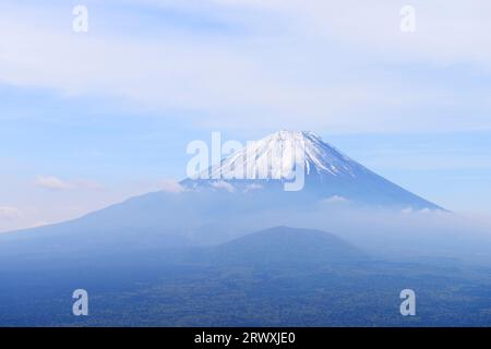 Mt. Fuji embrassant Omuroyama dans la préfecture de Yamanashi Banque D'Images