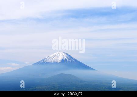 Mt. Fuji embrassant Omuroyama dans la préfecture de Yamanashi Banque D'Images