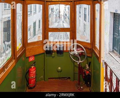 Intérieur de la voiture du funiculaire Elevador da Bica, Lisbonne, Portugal Banque D'Images