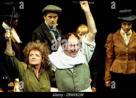 Julia McKenzie (Mme Lovett), Alun Armstrong (Sweeney Todd) dans SWEENEY TODD - LE DÉMON BARBIER DE FLEET STREET au Cottesloe Theatre, National Theatre (NT), Londres SE1 02/06/1993 musique et paroles : Stephen Sondheim livre : Hugh Wheeler pièce originale : Christopher Bond Directeur musical : Paddy Cunneen design : Nick Ormerod éclairage: Mick Hughes mouvement : Jane Gibson réalisateur : Declan Donnellan Banque D'Images