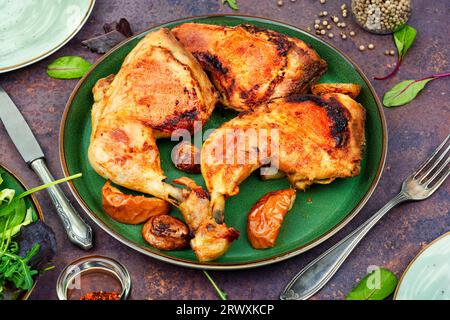 Cuisses de poulet barbecue épicées. Cuisses de poulet frites. plats faits maison Banque D'Images