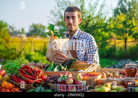 Le fermier vend des fruits et des légumes au marché fermier. Mise au point sélective. Alimentation. Banque D'Images