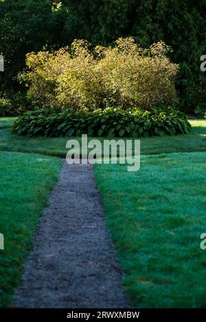 Helsinki / Finlande - 18 SEPTEMBRE 2023 : jardin public traditionnel norcide avec plantations fleuries. Banque D'Images