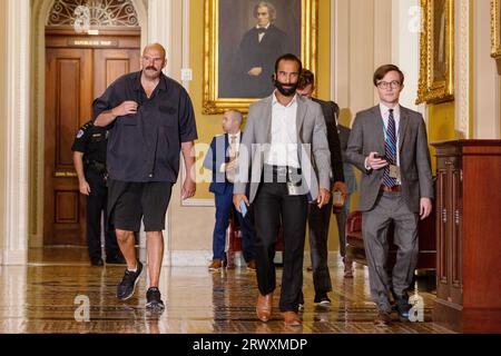 Washington, États-Unis. 20 septembre 2023. Le sénateur John Fetterman, D-PA, vêtu de shorts, se rend à une réunion à huis clos au Capitole des États-Unis à Washington, DC, le jeudi 21 septembre 2023. Photo Tasos Katopodis/UPI crédit : UPI/Alamy Live News Banque D'Images