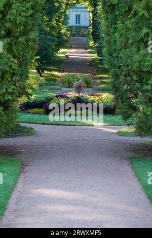 Helsinki / Finlande - 18 SEPTEMBRE 2023 : jardin public traditionnel norcide avec plantations fleuries. Banque D'Images