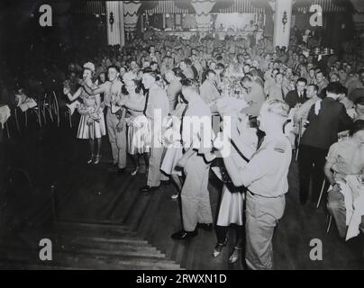 Lambeth Walk à la discothèque Billy Rosie's Diamond Horseshoe à New York. Photographie rare : tirée d'une collection compilée par un militaire britannique inconnu couvrant la démonstration composite n° 1, batterie AA, tournée des Etats-Unis, à partir du 11 juillet 1943. Il s'agit d'une parmi plus d'une centaine d'images de la collection qui étaient en moyenne autour de 4x3 pouces. Banque D'Images